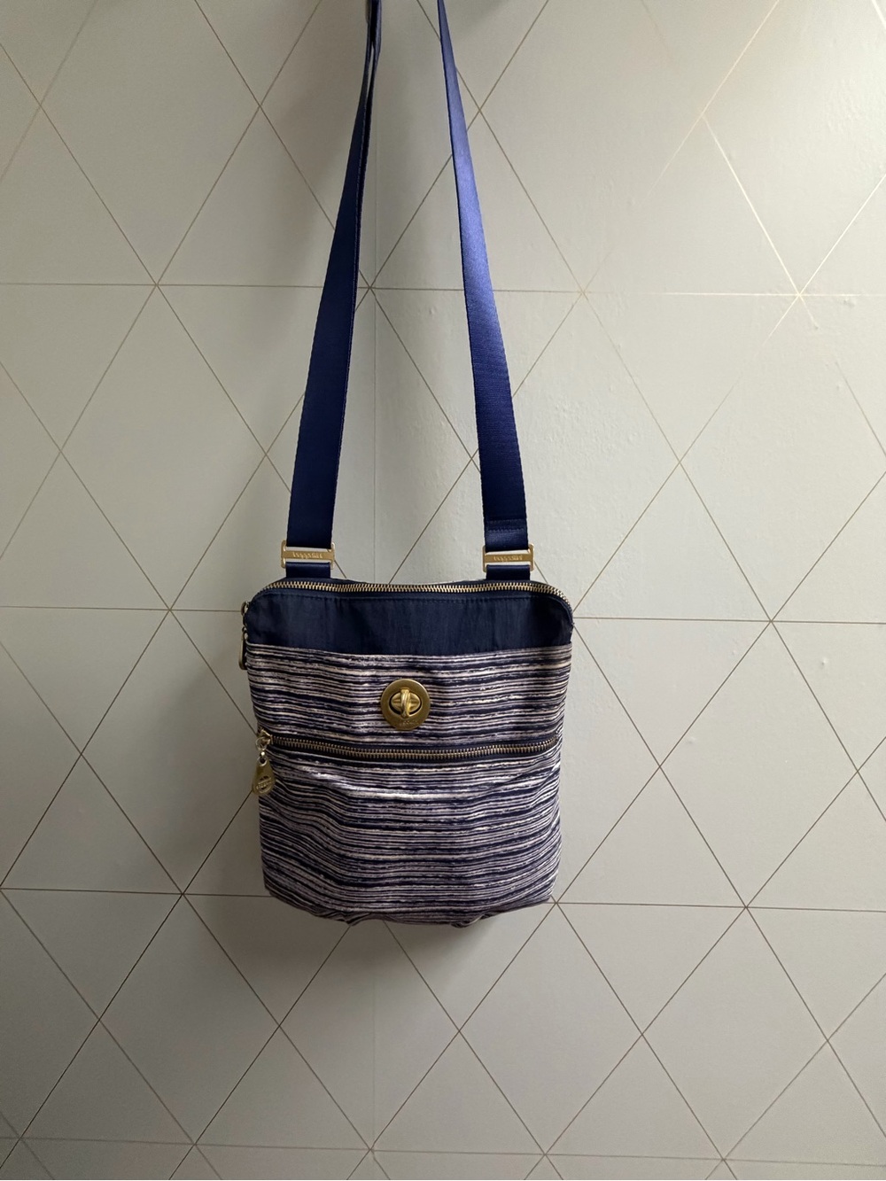 Baggallini Hanover Crossbody Bag Blue White Stripe Gold Hardware Wristlet